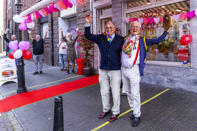 903770 Portret van Frank van Laar en Bart Post in de Willemstraat te Utrecht, tijdens de viering van hun huwelijk, met ...